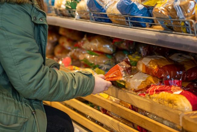 Reactia proprietarilor straini ai Vel Pitar dupa retragerea painii din magazine Ce spun despre bucatile de plastic descoperite in produs