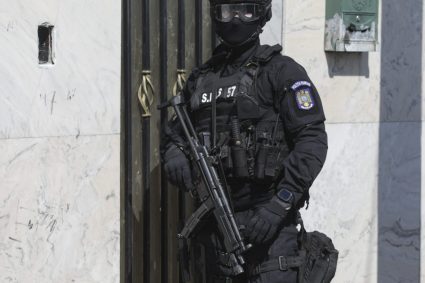 Romani pacalii dupa ce au achitat in avans pentru case la cheie Politistii au desfasurat perchezitii intr un
