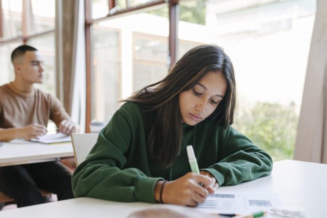 Simularea Evaluarii Nationale 2026 Elevii sustin marti examenul scris la Matematica iar altii