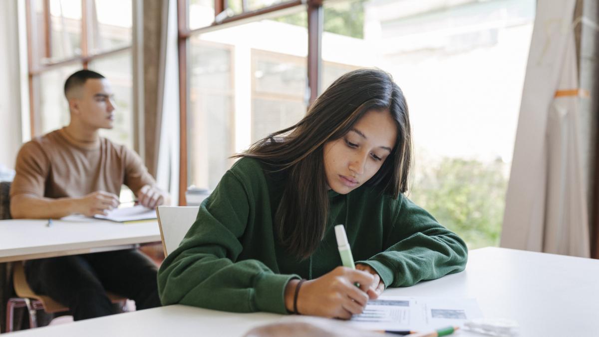 Simularea Evaluarii Nationale 2026 Elevii sustin marti examenul scris la Matematica iar altii