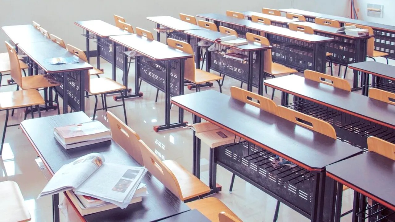 Simularea Evaluarii Nationale pentru clasa a VIII a 2026 Peste 145000 de elevi au sustinut astazi examenul la Limba si Literatura Romana