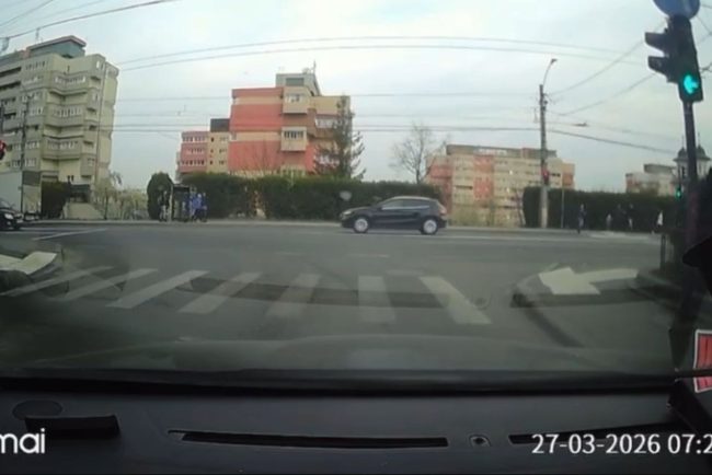 Soc si groaza in Marasti Cluj Doi soferi grabiti au trecut pe rosu la intersectia din Groapa punand in pericol intreg traficul
