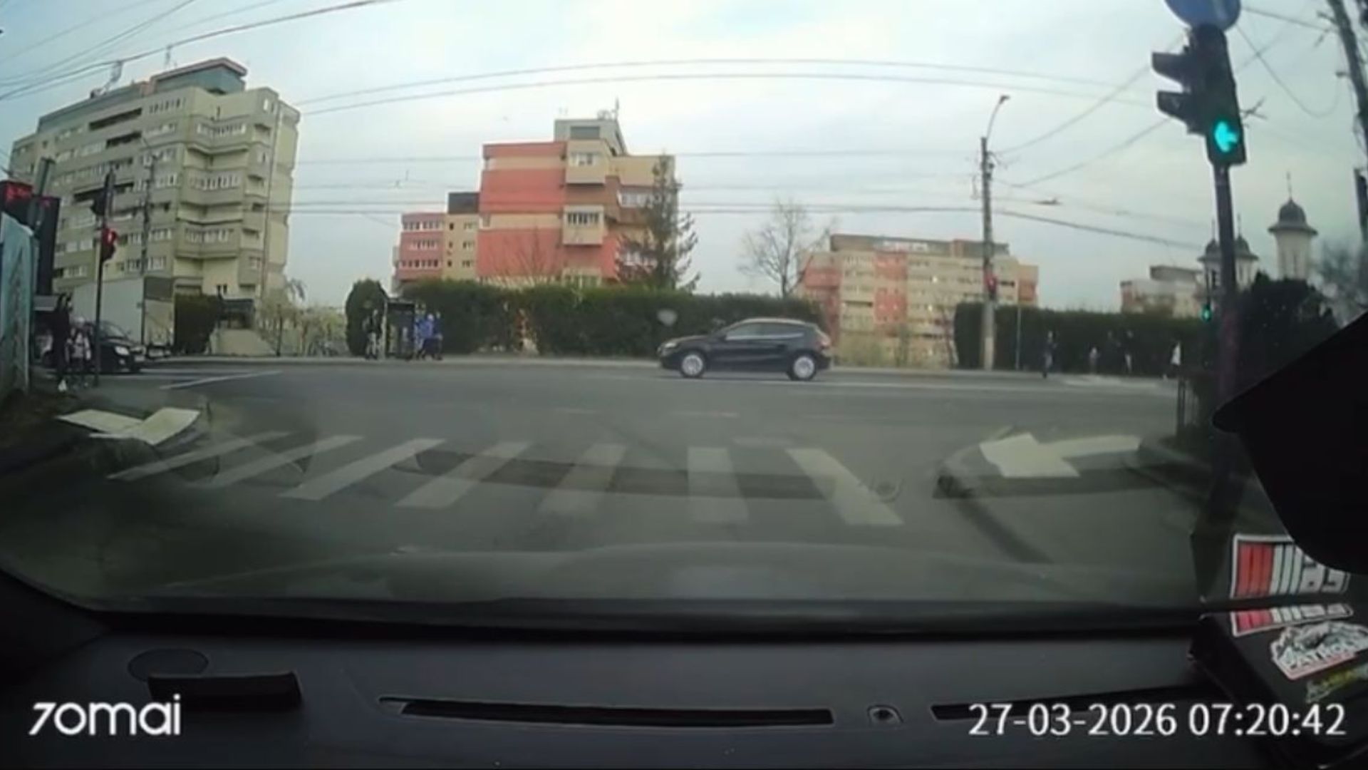 Soc si groaza in Marasti Cluj Doi soferi grabiti au trecut pe rosu la intersectia din Groapa punand in pericol intreg traficul