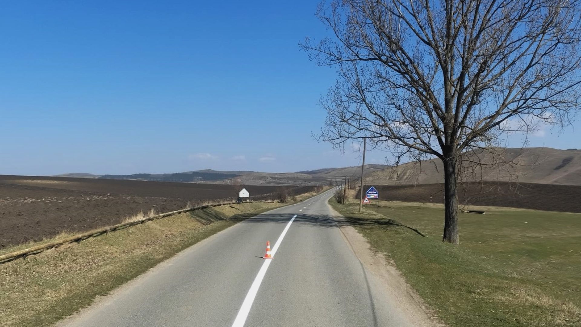 Soferi din Cluj fitzi prudenti Au inceput lucrarile de refacere a marcajelor pe zeci de kilometri de drum