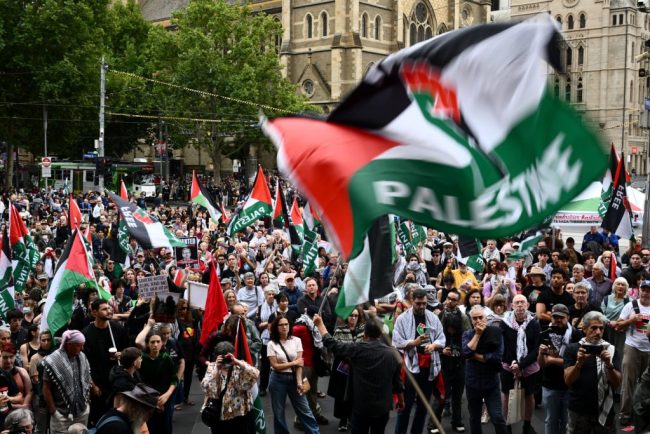 Sute de oameni s au adunat in centrul Istanbulului pentru a protesta impotriva Statelor Unite si Israelului