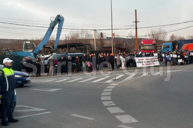 Traficul intens de pe o strada din Cluj Napoca influenteaza locuintele cetatenilor Clujenii se confrunta cu o situatie dificila Simtim vibratii constante