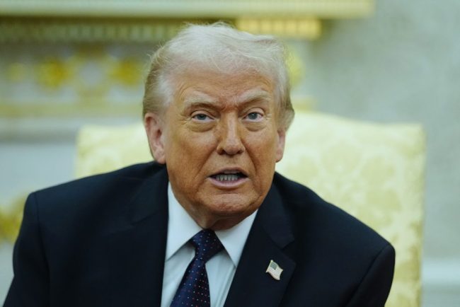 Trump avertizeaza ca va ataca din nou principalul terminal petrolier al Iranului si indeamna aliatii sa preia controlul asupra Stramtoarei Ormuz