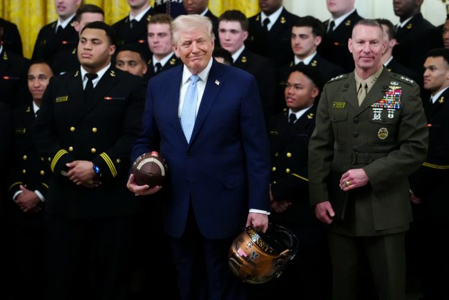 Trump foloseste meciul Army Navy pentru a creste presiunea asupra radiodifuzorilor