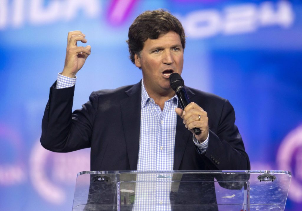 Trump il indeparteaza pe Tucker Carlson din miscarea MAGA dupa criticile aduse razboiului din Iran Si a pierdut orientarea