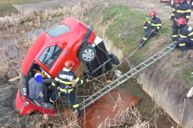 Un barbat a cazut cu automobilul intr un canal langa barajul Slavitesti din Valcea