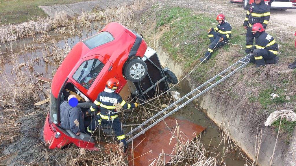 Un barbat a cazut cu automobilul intr un canal langa barajul Slavitesti din Valcea