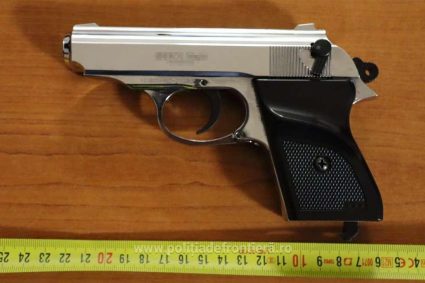 Un barbat din Bulgaria a incercat sa patrunda in Romania avand o arm ascunsa in usa masinai