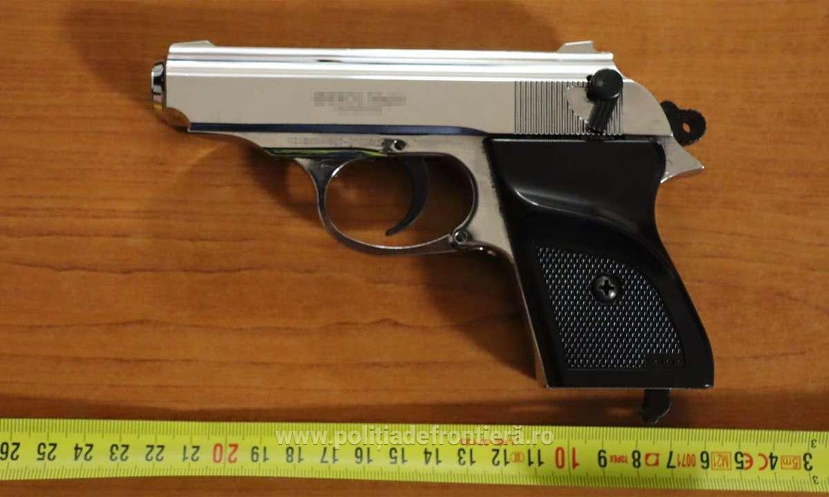 Un barbat din Bulgaria a incercat sa patrunda in Romania avand o arm ascunsa in usa masinai