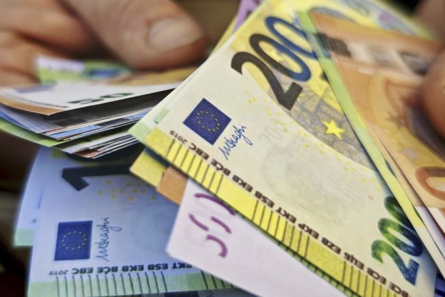 Un barbat din Iasi s a pretins agent imobiliar si a inlocuit 128000 de euro cu bancnote dintr un joc