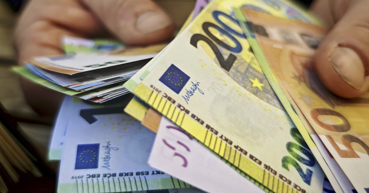 Un barbat din Iasi s a pretins agent imobiliar si a inlocuit 128000 de euro cu bancnote dintr un joc