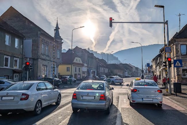 Un oras din Romania instaleaza radare care transforma semaforul in rosu atunci cand soferii depasesc limita de viteza