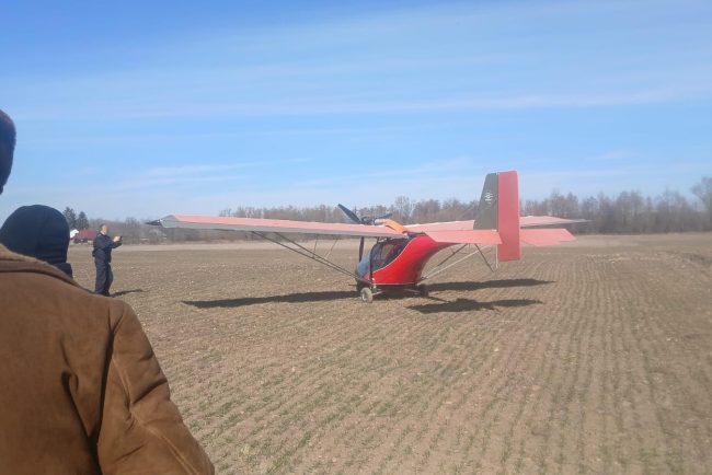 Un ucrainean a fugit din calea razboiului cu un avion mic si a aterizat la Suceava