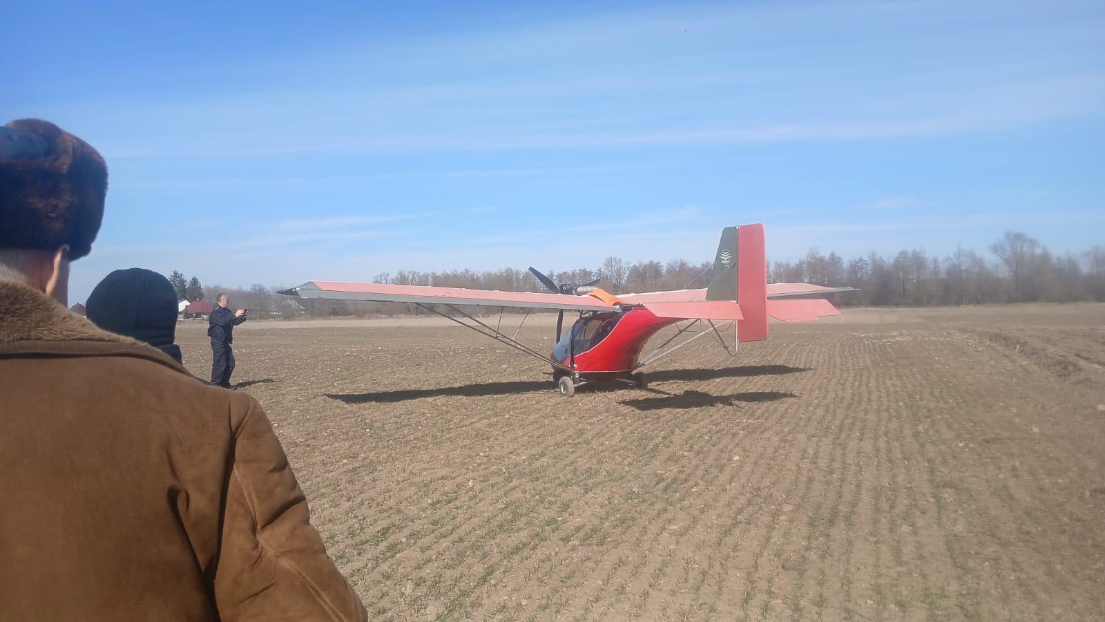 Un ucrainean a fugit din calea razboiului cu un avion mic si a aterizat la Suceava