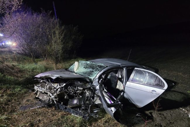 VIDEO Accident grav in Cluj Cinci persoane blocate dupa o coliziune violenta Pompierii au taiat masina pentru a le salva