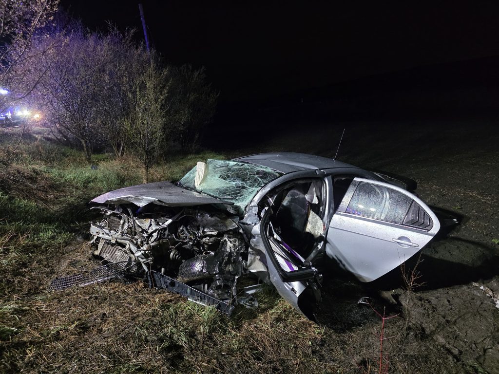 VIDEO Accident grav in Cluj Cinci persoane blocate dupa o coliziune violenta Pompierii au taiat masina pentru a le salva