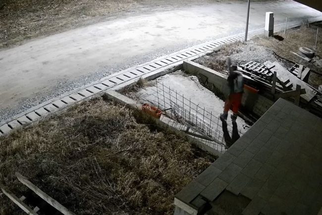 VIDEO Cluj Un barbat inlesneste furturi din curtile locuintelor din Chinteni Fiti atenti la obiectele lasate nesupravegheate