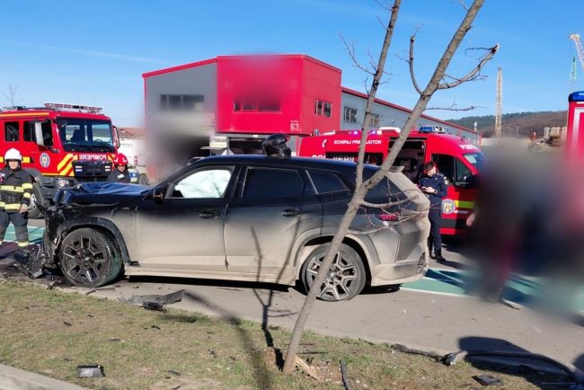VIDEO Cum s a petrecut accidentul grav din Floresti Cluj in care au fost implicate doua masini iar un barbat a ramas prins intre fiarele vehiculului