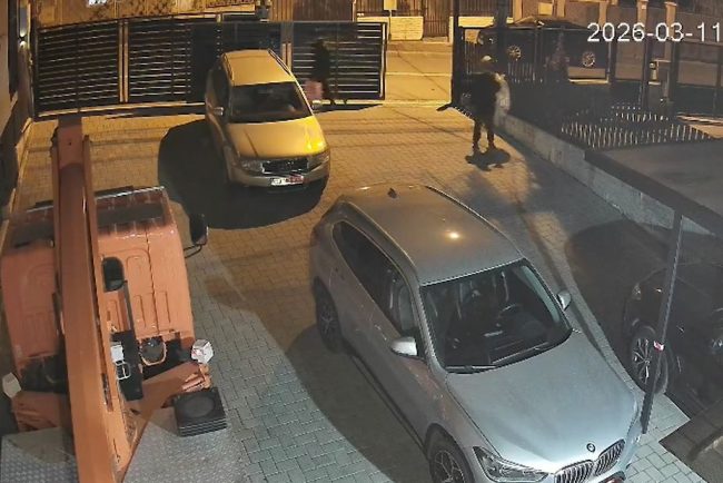 VIDEO Doi straini intra in curtile locuitorilor unei strazi din Cluj Napoca si colecteaza obiecte