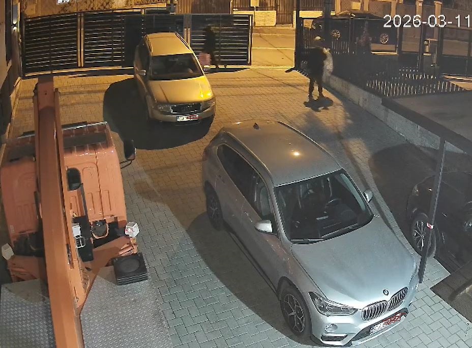 VIDEO Doi straini intra in curtile locuitorilor unei strazi din Cluj Napoca si colecteaza obiecte