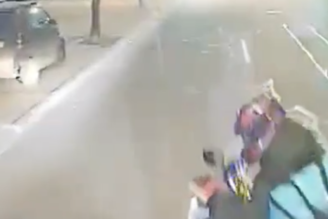 VIDEO curier pe scuter la un pas de a fi accidentat in Cluj a traversat 3 benzi fara sa se asigure Trebuie verificat nu cred ca are permis