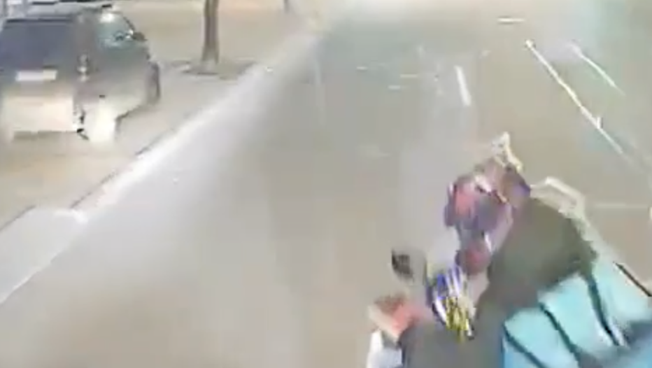 VIDEO curier pe scuter la un pas de a fi accidentat in Cluj a traversat 3 benzi fara sa se asigure Trebuie verificat nu cred ca are permis
