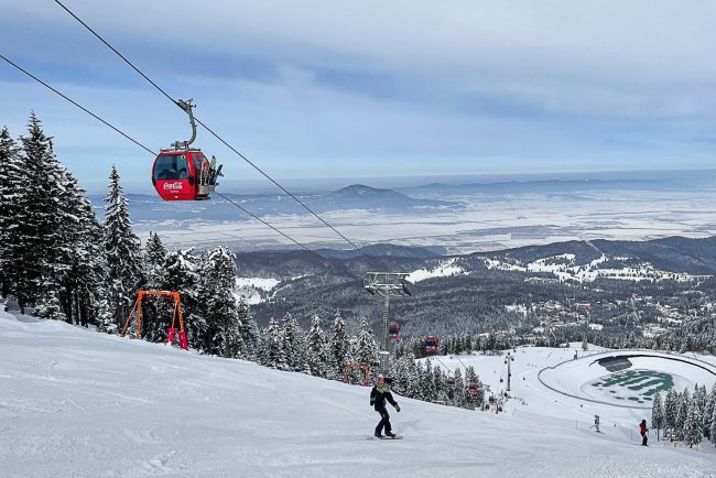 Vesti bune pentru schiori Incepand de joi preturile pentru transportul pe cablu in Poiana Brasov vor fi reduse cu 50