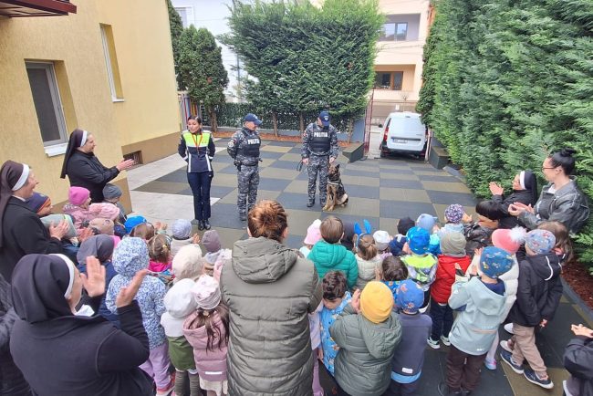 Ziua in care cainii de politie au intrat intr o gradinita din Cluj 58 de copii fata in fata cu animalele de la Criminalistica