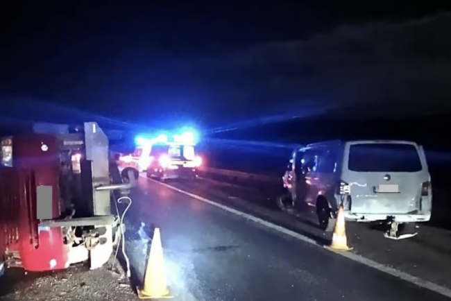 accident grav intre un microbuz si un camion in cluj sapte persoane au necesitat ajutor pompierii si smurd ul mobilizati de urgenta