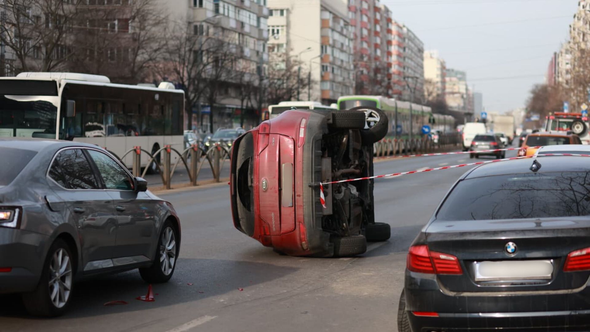 accident grav langa spitalul colentina sase masini implicate una s a intoars cu rotiile in sus
