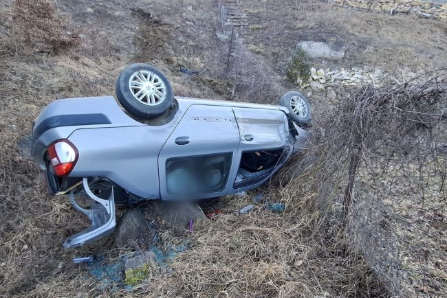 accident in cluj doua masini s au ciocnit violent iar una dintre ele a cazut intr o prapastie de 10 metri adancime un barbat a fost dus la spital