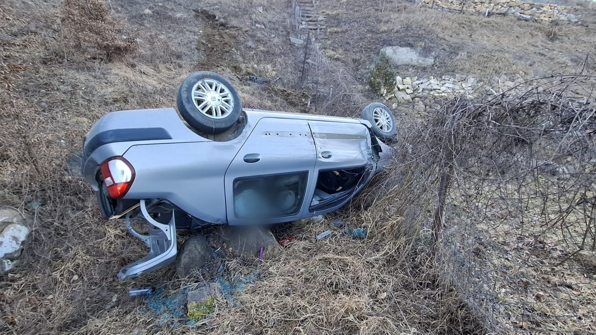 accident in cluj doua masini s au ciocnit violent iar una dintre ele a cazut intr o prapastie de 10 metri adancime un barbat a fost dus la spital