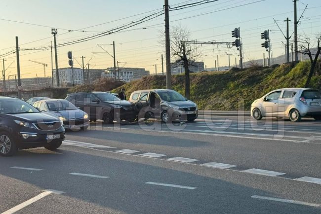accident in cluj napoca recent doua autoturisme implicate circulati cu prudenta in zona respectiva foto