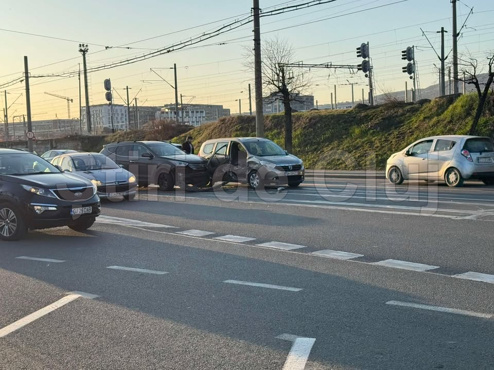 accident in cluj napoca recent doua autoturisme implicate circulati cu prudenta in zona respectiva foto