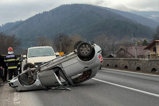 accident rutier intr o comuna din neamt o masina s a rasturnat pe acoperis traficul oprit pe o directie
