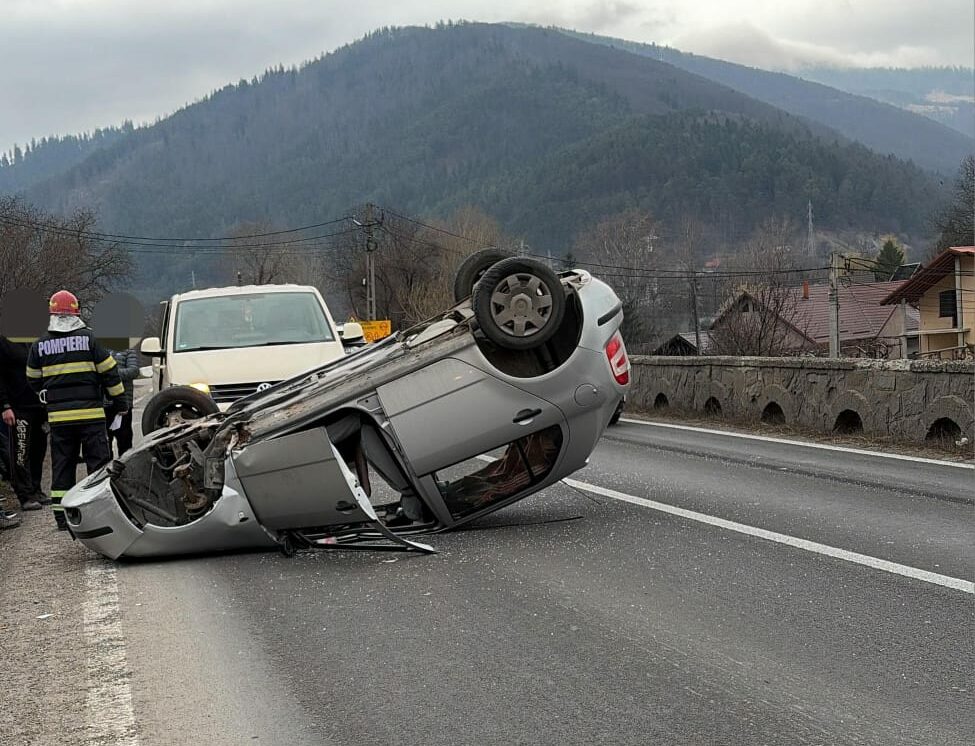accident rutier intr o comuna din neamt o masina s a rasturnat pe acoperis traficul oprit pe o directie