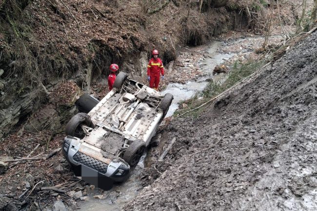 accident tragic in neamt o masina a cazut intr o prapastie de sapte metri iar soferul a decedat