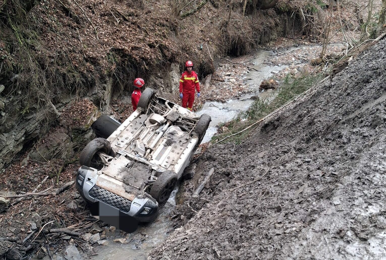 accident tragic in neamt o masina a cazut intr o prapastie de sapte metri iar soferul a decedat
