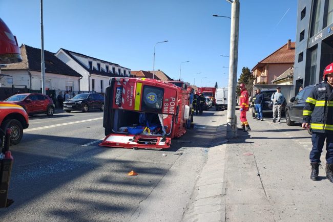 actualizare ambulanta smurd si un autoturism au fost implicate intr un accident pe o strada din sibiu a fost activat planul rosu