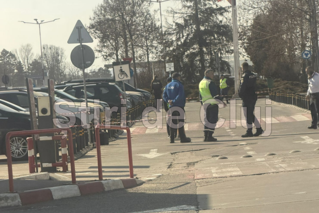 alerta recente la aeroportul cluj o valiza a starnit alarma autoritilor zona a fost securizata imagini de la fata locului