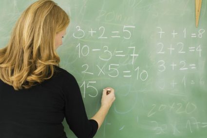 aproape 400 de profesori s au retras din functii ca urmare a legii bolojan care a modificat structura normelor