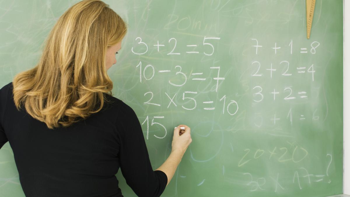 aproape 400 de profesori s au retras din functii ca urmare a legii bolojan care a modificat structura normelor