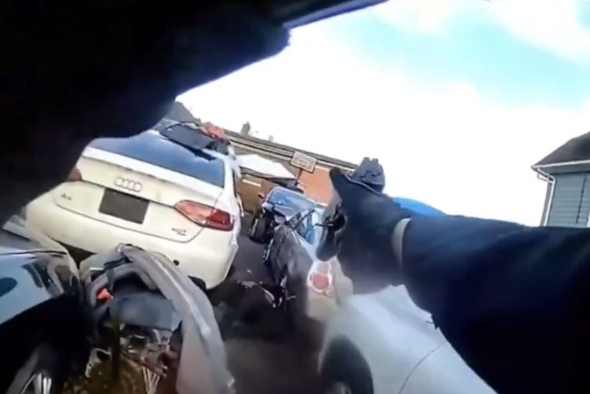caz controversat in sua un politist aflat intr un atac de panica a folosit ambulanta destinata unui barbat impuscat de politie