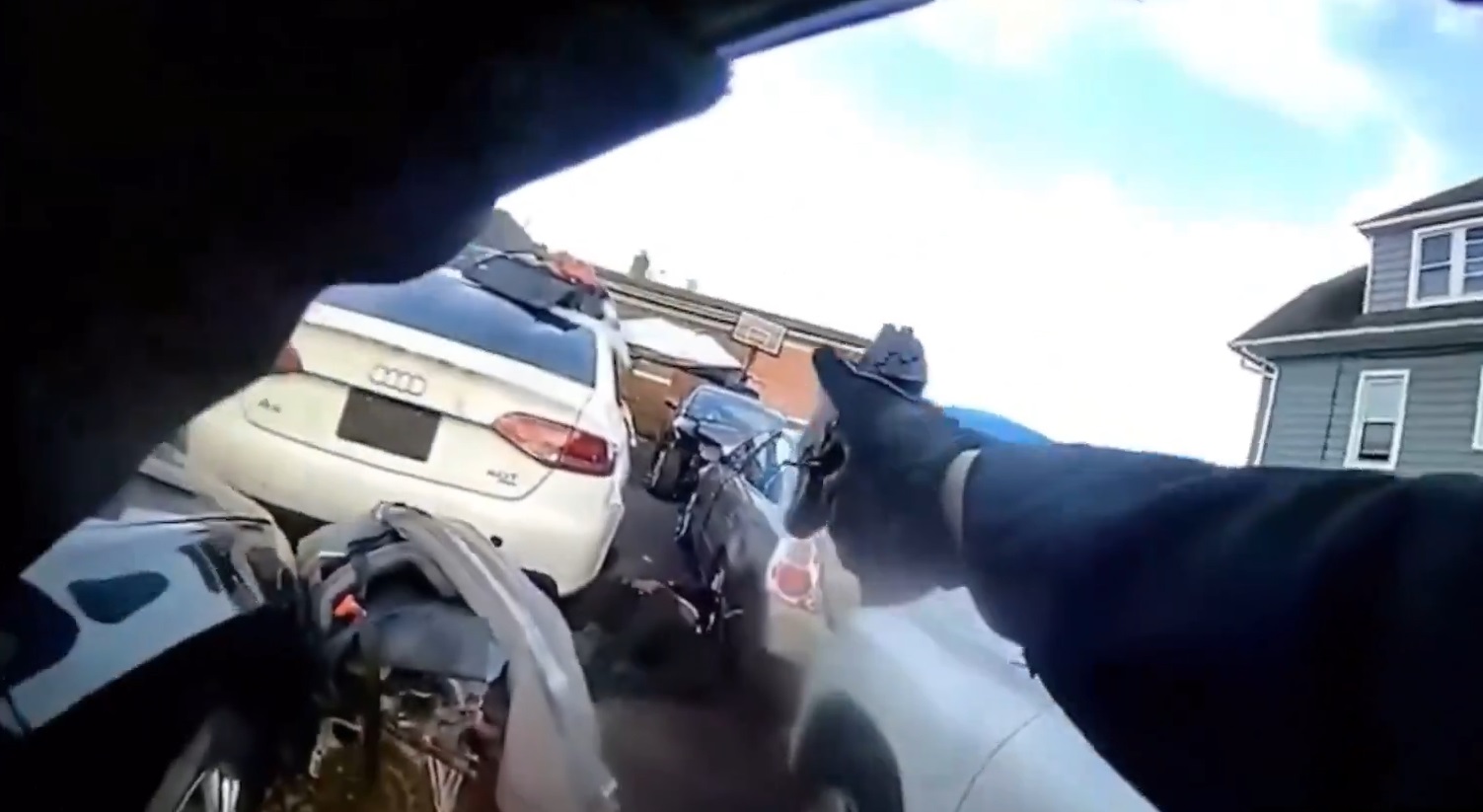 caz controversat in sua un politist aflat intr un atac de panica a folosit ambulanta destinata unui barbat impuscat de politie