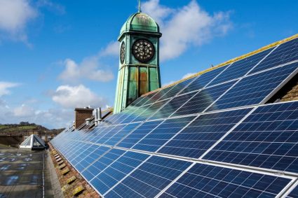 contract solar acordat unei firme conduse de fratele unui demnitar de rang inalt din desnz