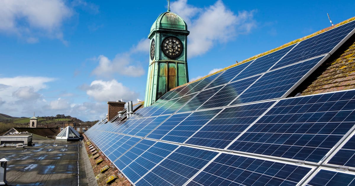 contract solar acordat unei firme conduse de fratele unui demnitar de rang inalt din desnz